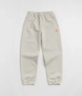 Nike ACG Tuff Fleece Lungs Pants - Light Orewood Brown / Hyper Crimson